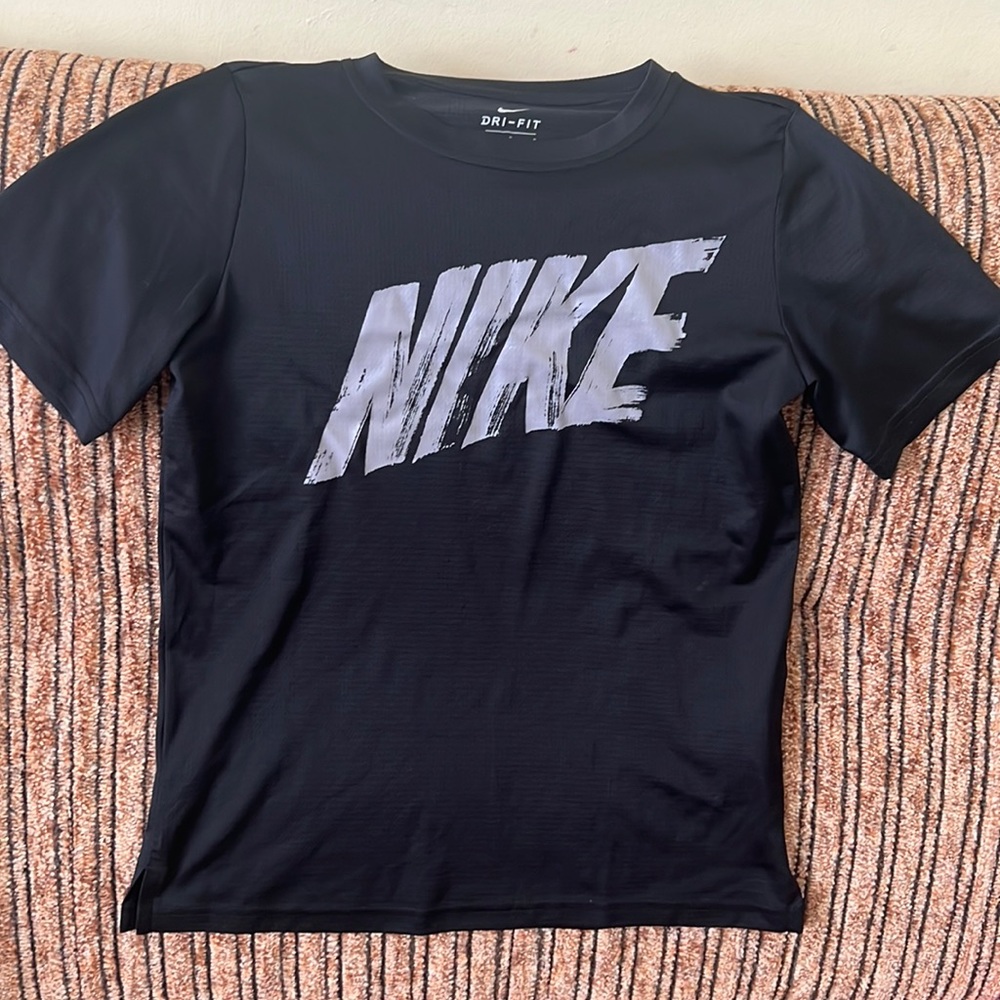 Nike GRI- FIT Tee